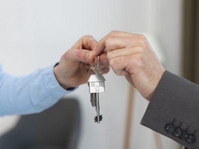 keys-being-held-by-real-estate-agent-buyer